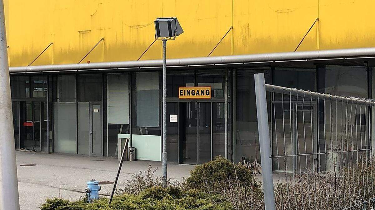 Eine Hintertüre der Baumaxhalle wurde versucht aufzubrechen