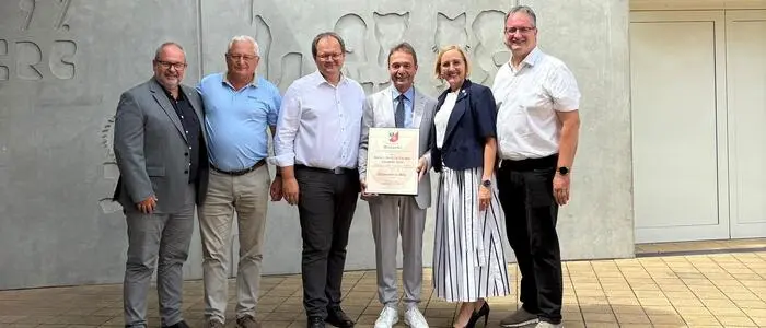 SQM Peter Hochwald, Bürgermeister Hans Posch, Vizebürgermeister Gerhard Ully, Direktor Christian Lind, Bürgermeisterin Elke Halbwirth und Bürgermeister Gerald Aldrian vor der Mittelschule Gleinstätten.