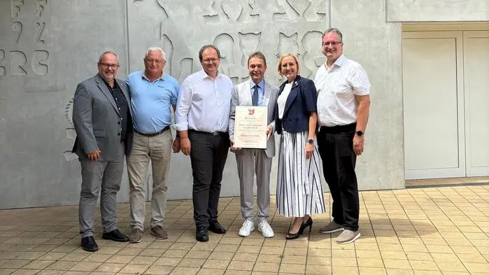 SQM Peter Hochwald, Bürgermeister Hans Posch, Vizebürgermeister Gerhard Ully, Direktor Christian Lind, Bürgermeisterin Elke Halbwirth und Bürgermeister Gerald Aldrian vor der Mittelschule Gleinstätten.