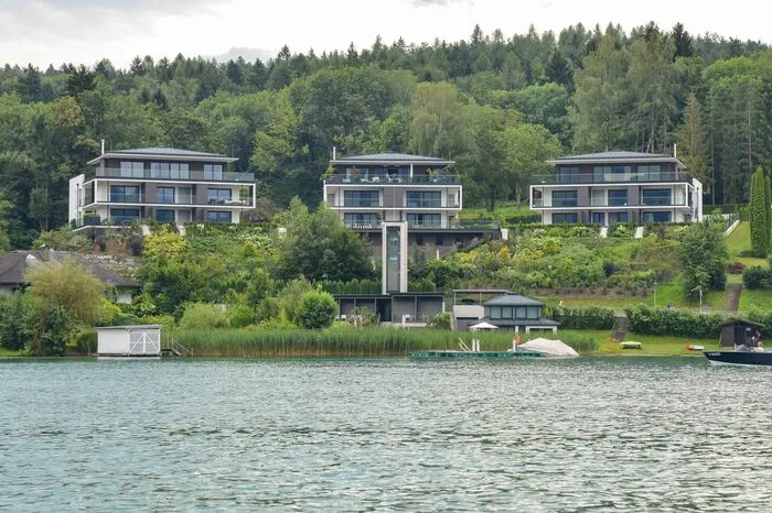 Die Rosenhofresidenzen in Dellach. Mit dem Lift geht es zum Badestrand...