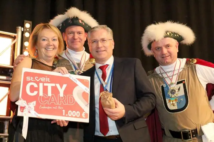 Gesichtet wurden neben zahlreichen Alt-Herzögen unter anderem Notarin Isolde Sauper (Foto) – sie gewann den Hauptpreis von 1000 City-Talern, Steuerberater Stefan Mirus, Staatsanwältin Daniela Zupanc, Rechtsanwalt Max Verdino sowie die Vizebürgermeister Clemens Mitteregger (St. Veit) und Michael Baumgartner (Althofen). „Namla Woll Woll!“ 