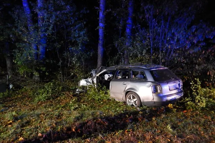 Der Pkw-Lenker erlitt bei dem Unfall so schwere Verletzungen, dass der Notarzt nur noch den Tod des 25-Jährigen feststellen konnte.