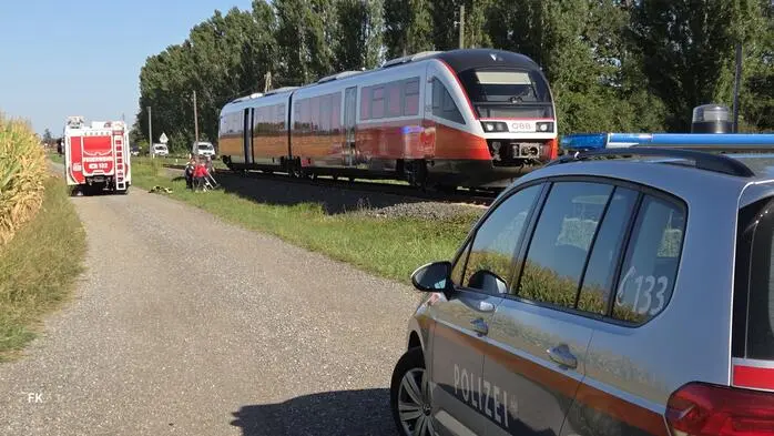 Der Telelader streifte den fahrenden Zug
