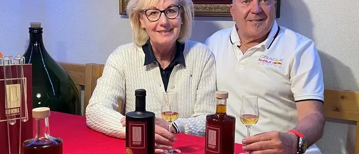 Kurt und Sabine Reichl in ihrem Keller volle Trophäen