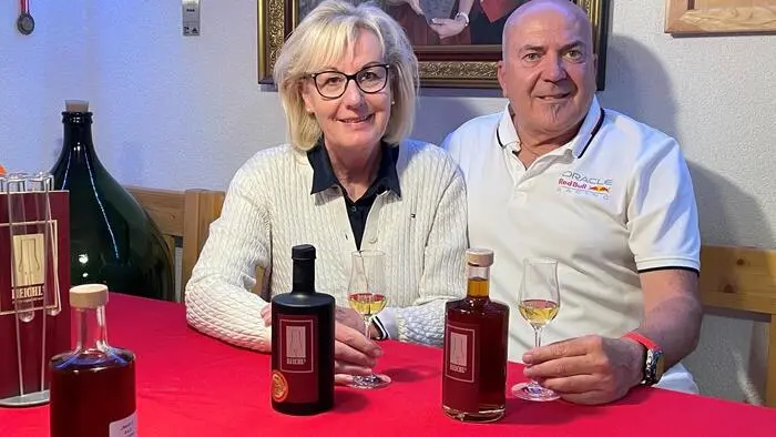Kurt und Sabine Reichl in ihrem Keller volle Trophäen