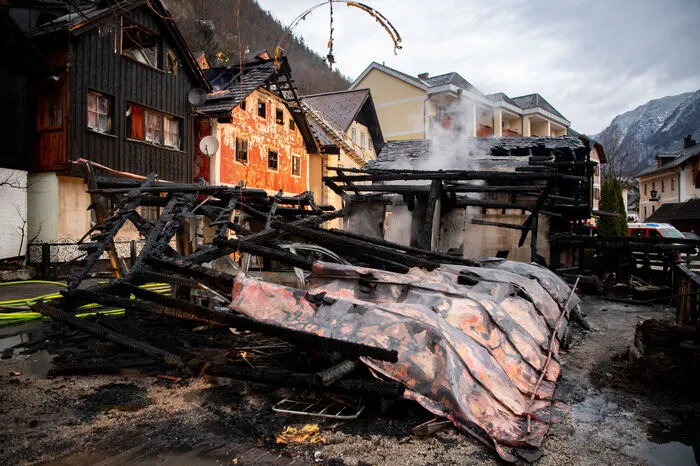 Die Bewohner der beiden abgebrannten Häuser seien mit "einem Schrecken davongekommen", hieß es seitens der Feuerwehr.