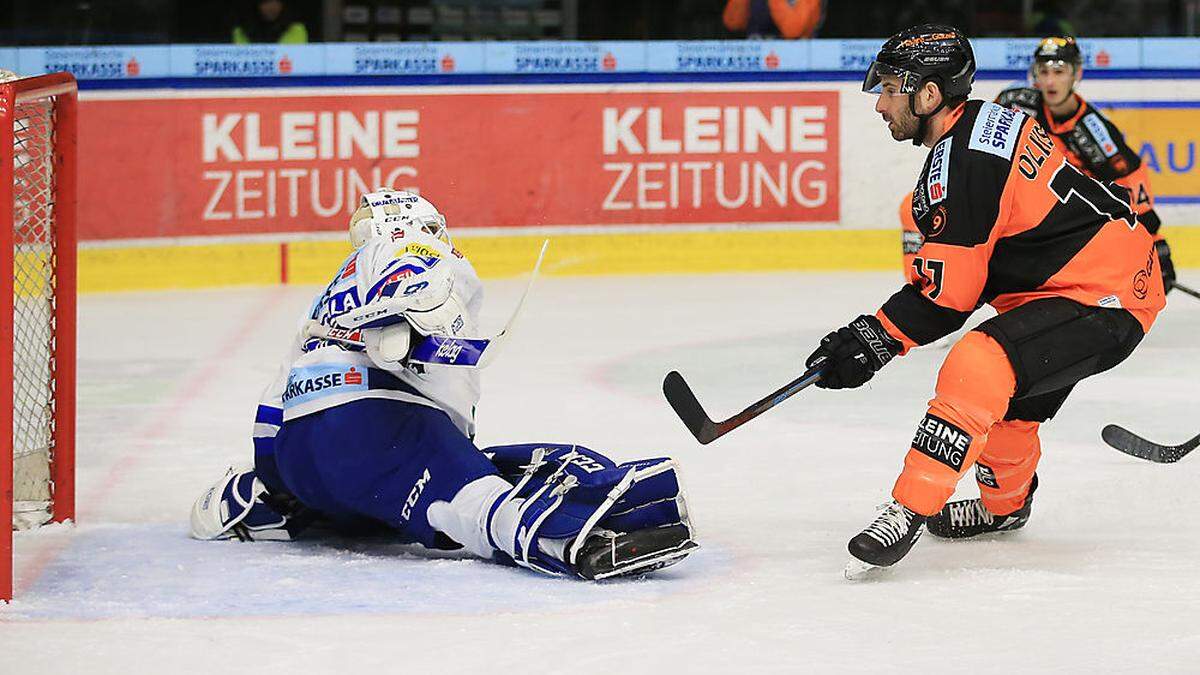 Travis Oleksuk (r.) hofft auf ein schnelles Tor