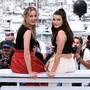 Die Regisseurin Agathe Riedinger (links) mit ihrer Hauptdarstellerin Malou Khebizi beim Fototermin in Cannes