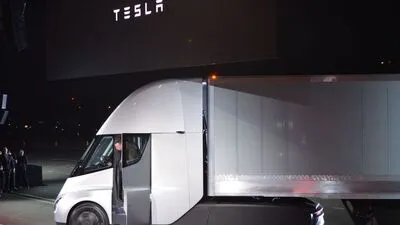 Elon Musk steigt aus dem strombetriebenen Sattelschlepper.