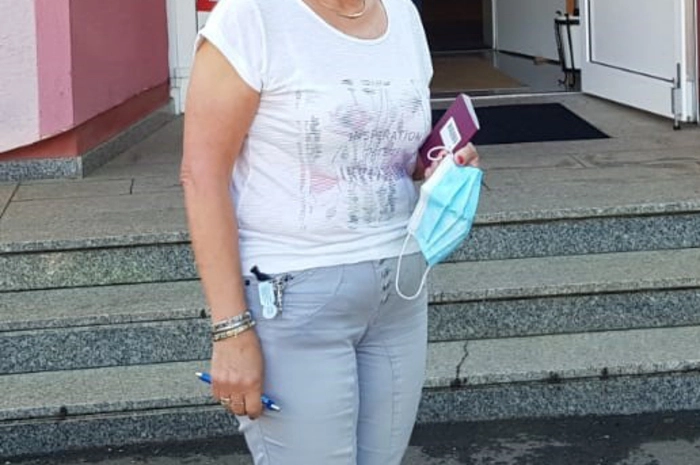 Bürgermeister Christine Holzweber (SPÖ) vor ihrem Wahllokal in Eisenerz.