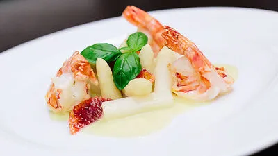 Herrlich: Weißer Spargel und Blutorangen in einer leichten Buttermilchsauce mit Basilikum