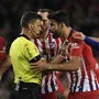 Hier beschimpft und hält Diego Costa Referee Jesus Gil Manzano 