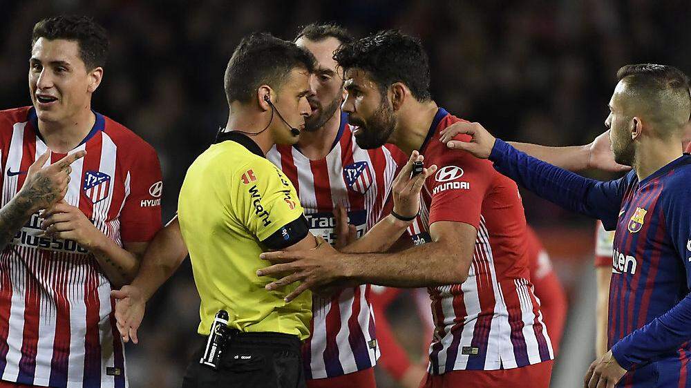 Hier beschimpft und hält Diego Costa Referee Jesus Gil Manzano 