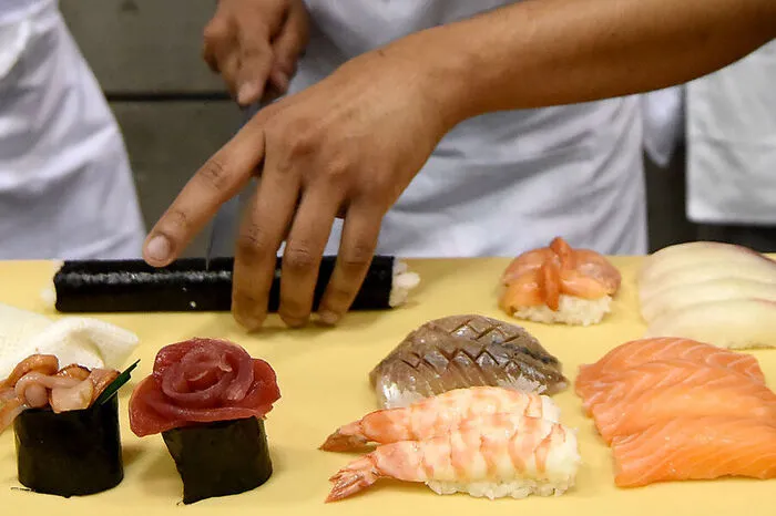 Platz 1.Tokio. „Sehr gutes Essen wird in Tokio großgeschrieben, Convenience-Produkte sind unüblich. Als ein besonderes Erlebnis können wir das so genannte Kill Bill-Restaurant Gonpachi empfehlen, das nicht nur Fans des Kultfilms ansprechen wird“, verrät die EF-Expertin. Bezeichnend für die großen Dimensionen ist der Tokyo Skytree, ein über 600 Meter hoher Rundfunksende- und Aussichtsturm, der nach dem Burj Khalifa in Dubai das zweithöchste Bauwerk der Welt ist. Der Ausblick vom Skytree ist einmalig. Von Tokio aus gut erreichbar ist auch der Fuji-Vulkan, der höchste Berg Japans und ein UNESCO-Weltkulturerbe. „Auch die Aussicht vom Fuji ist eine Fernreise nach Tokio wert“, empfiehlt die EF-Expertin weiter.