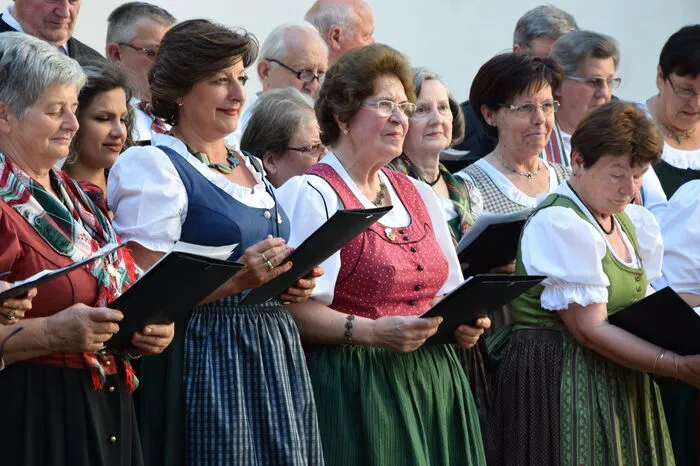 Über der Stadt Feldbach lag am Samstag der wohlige Klang hunderter Stimmen, die auf vier Bühnen rund um die Stadtpfarrkirche ihr Können zum Besten gaben.