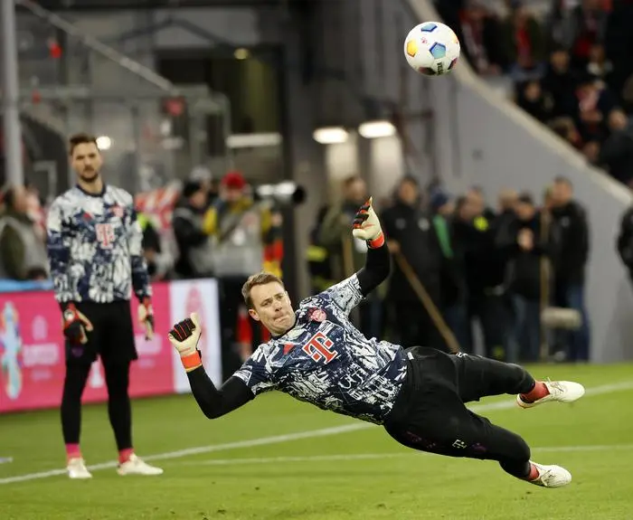 24.01.2024, 1.Bundesliga, FC Bayern vs Union Berlin , Allianz Arena Muenchen, Fussball, im Bild: Sven Ulreich FC Bayern Muenchen beobachtet Manuel Neuer FC Bayern Muenchen *** 24 01 2024, 1 Bundesliga, FC Bayern vs Union Berlin , Allianz Arena Muenchen, Soccer, Sports, in the picture Sven Ulreich FC Bayern Muenchen watches Manuel Neuer FC Bayern Muenchen