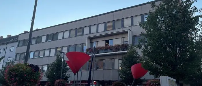 Ein Gebäude in einer Stadt