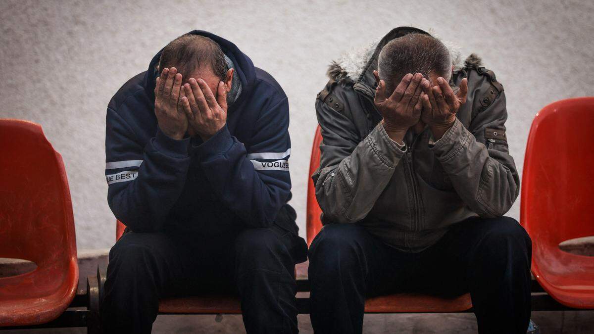 Menschen trauern um Angehörige, die am 29. Dezember 2023 in Rafah während der israelischen Bombardierung des südlichen Gazastreifens im Al-Najar-Krankenhaus getötet wurden inmitten anhaltender Kämpfe zwischen Israel und der palästinensischen militanten Gruppe Hamas