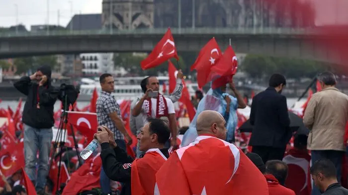 Bei einer Großkundgebung in Köln sind am Sonntag tausende Anhänger des türkischen Präsidenten Recep Tayyip Erdogan auf die Straße gegangen. Die Polizei sprach am späten Nachmittag von rund 40.000 Teilnehmern.