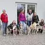 Kristina Schöller (Mitte) trat mit sechs Hunden gleichzeitig zur Therapiehundeprüfung an