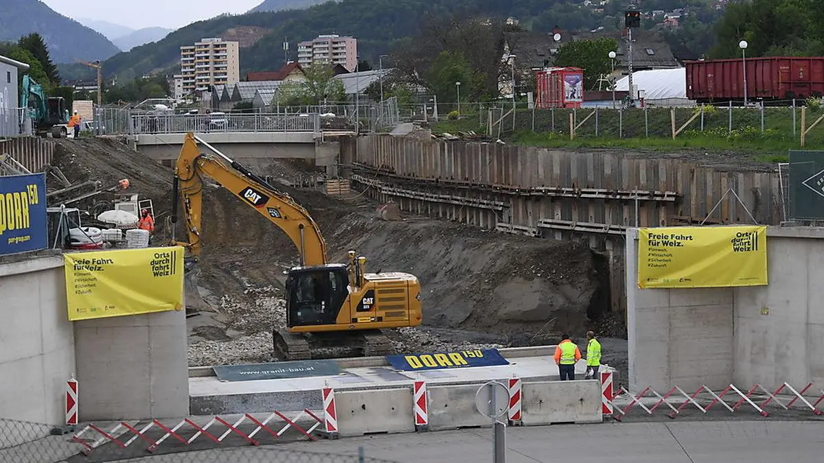 Jetzt ist der letzte Teil der Weizer Ortsdurchfahrt auch optisch gut zu erkennen - die Mauer beim Interspar-Kreisverkehr ist gefallen