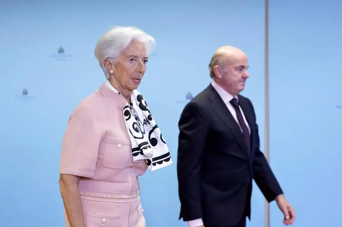 EZB-Präsidentin Christine Lagarde und EZB-Vizepräsident Luis de Guindos bei der Pressekonferenz der Europäischen Zentralbank in der EZB in Frankfurt. Die Europäische Zentralbank will die Wirtschaft durch eine weitere Zinssenkung stützen und senkt die Zinsen im Euroraum weiter um 0,25 Prozentpunkte auf 2,25 Prozent. Frankfurt am Main, 17.04.2025 Hessen Deutschland *** ECB President Christine Lagarde and ECB Vice-President Luis de Guindos at the press conference of the European Central Bank at the ECB in Frankfurt The European Central Bank wants to support the economy by further reducing interest rates and is cutting interest rates in the eurozone by a further 0.25 percentage points to 2.25 percent Frankfurt am Main, 17 04 2025 Hesse Ger Copyright: xChristophxHardtx