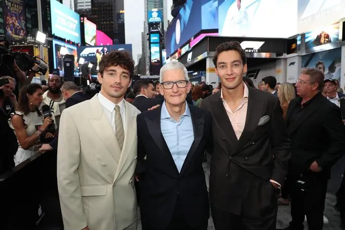 In New York zeigten sich auch Charles Leclerc und George Russell. Hier zu sehen mit Tim Cook.  