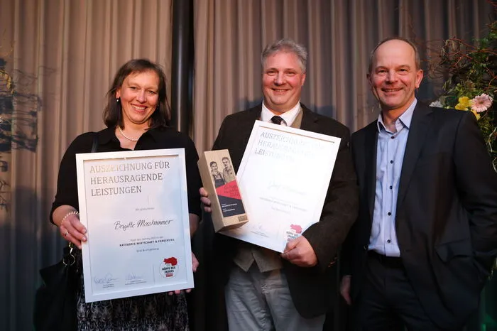 Gewinner in der Kategorie Wirtschaft: Brigitte und Josef Mosshammer. Mit viel Engagement und vielen Ideen halten sie das Fleischergewerbe hoch. Und sie beleben mit einem Straßenfest und ihrem Gästehaus das Univiertel. Andreas Gerstenmayer von AT & S gratulierte.