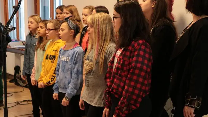 Beim Musik-Familienfest der Musikschule MuSPop traten zur Eröffnung mehrere Gruppen auf. Neben den SiniVoices der NMS Sinabelkirchen begeisterte auch die Band der Musikschule.