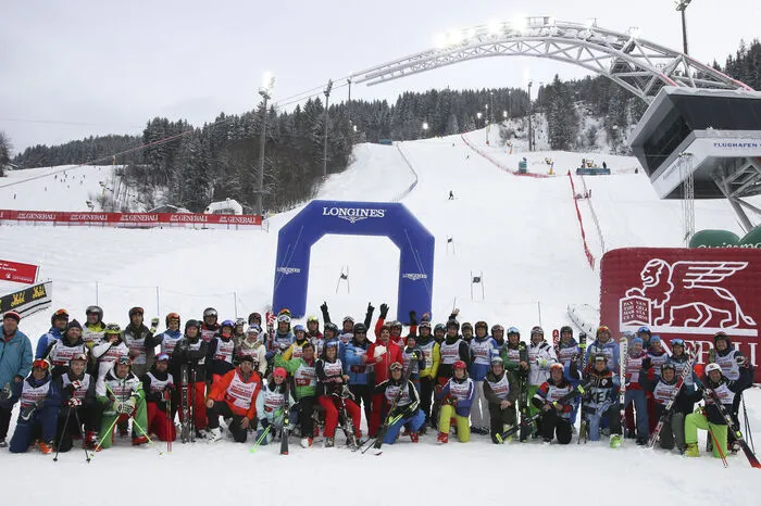 ... rund 50 Promis und Sponsorenvertreter haben am Vorabend des Nightrace die Pistenverhältnisse getestet und sich für den guten Zweck - die Sporthilfe nämlich - die Piste hinunter geschwungen.