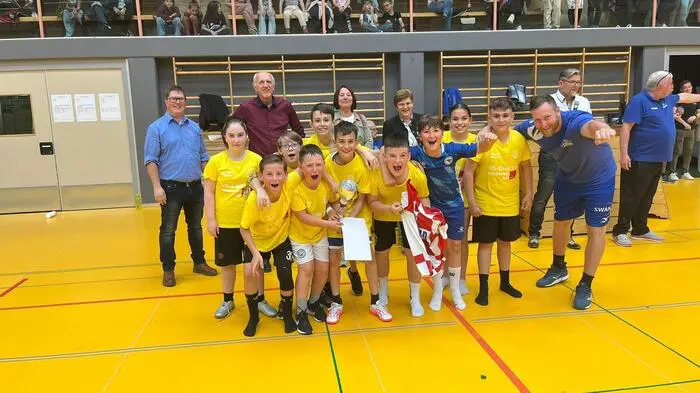 Wenn sich 170 handballbegeisterte Kinder aus neun Volksschulen des Bezirkes Leoben vor vielen anwesenden Fans in der Sporthalle Donawitz zum Kräftemessen treffen, dann kann es sich nur um den „Volksschul-Cup powered by Kuttin“ handeln
