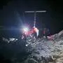 Bergsteiger bei einem Gipfelkreuz | Am Auernig, dem Hausberg von Mallnitz, lagen rund zehn Zentimeter Schnee