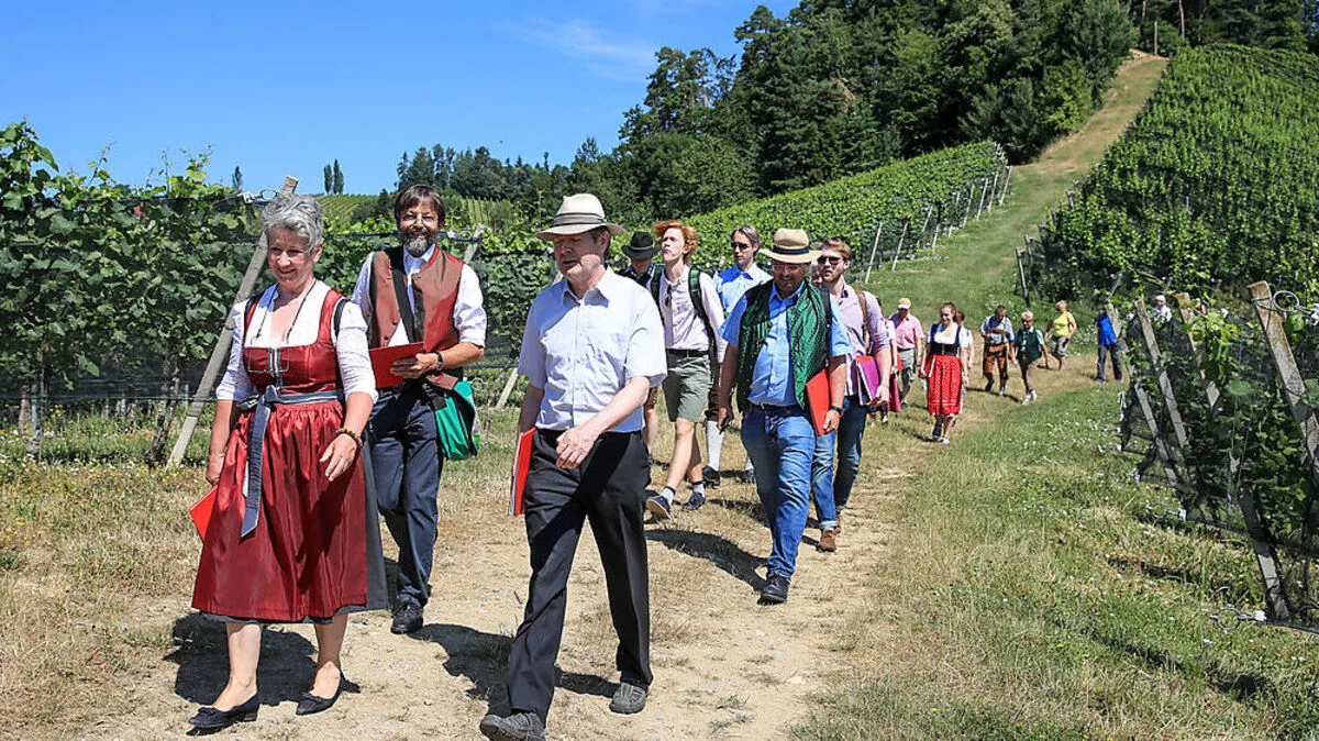 Mit guter Gesellschaft und volkskulturellem Genuss entlang des Weges wandert es sich am besten