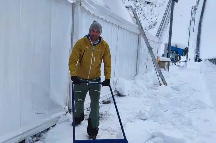 Auch 30 Zentimeter Neuschnee sind für die 20 Mitarbeiterinnen und Mitarbeiter des SC Erzbergland und der Erzberg Arena kein Problem.