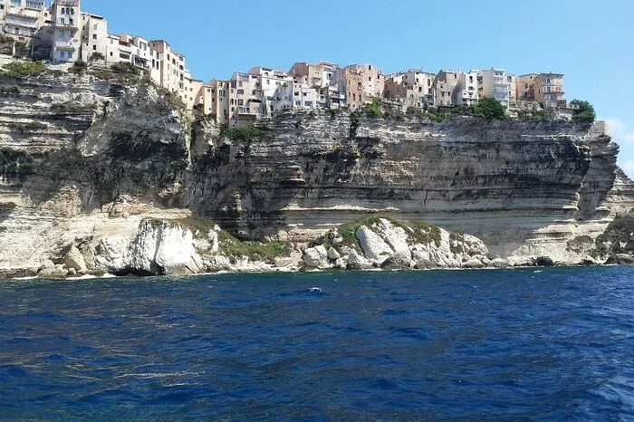 Korsika: Bequem über die Insel der Kontraste. Auf der Heimatinsel Napoleons finden Urlauber eine Vielzahl an hübschen Hafenstädtchen, mittelalterlichen Zitadellen, Wanderwegen durch eine wildromantische Landschaft, aber auch feinsandige Strände und kristallklare Wildbäche. Während der Rundreise darf ein Ausflug an die Costa Verde nicht fehlen: An der Küste des Naturgebiets laden idyllische Strände zu ausgiebigen Spaziergängen ein. In den Bergen des Hinterlands sind die urigen verschlafenen Dörfchen direkt in die Felsenflanke gehauen. Bei den kleinen Kunsthandwerkstätten und Erzeugern traditionell hergestellter Produkte findet sich sicher das ein oder andere Souvenir. Die Réserve de Scandola wurde von der UNESCO zum Welterbe ernannt und steht ebenfalls unter besonderem Schutz. Die Halbinsel ist nur zu Fuß oder mit dem Boot erreichbar.