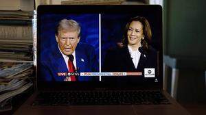 September 10, 2024, Honolulu, Hawaii, USA: Vice President KAMALA HARRIS and ex-president DONALD TRUMP clash in their first meeting, a debate hosted by ABC News. Streaming the debate online reflects the manner in which many Americans experienced the event, regardless of their political affiliations. Honolulu USA - ZUMAm255 20240910_znp_m255_006 Copyright: xJ.xMattx