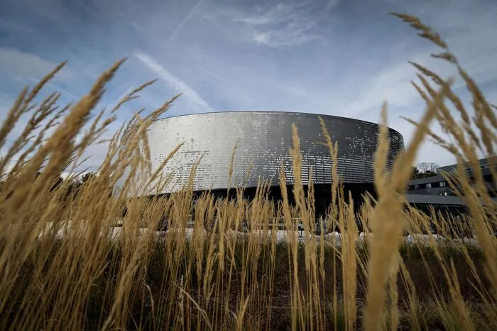 Architektonisches Highlight des Gebäudes ist die Fassade aus 100.000 Aluminium-Plättchen. Dank einer freien Aufhängung bewegen sie sich im Wind und erinnern an Fischschuppen.