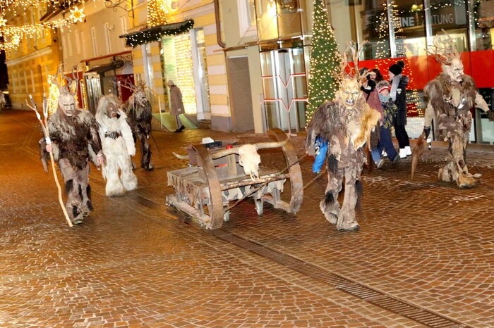 Zehn Gruppen aus der Steiermark und Kärnten marschierten anlässlich der letzten Rauhnacht am Freitagabend vom Unteren Platz Richtung Hauptplatz. 