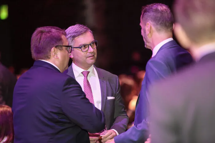 ... wie Finanzminister Magnus Brunner, der in seiner Bühnenansprache die Bedeutung des Unternehmertums unterstrich.