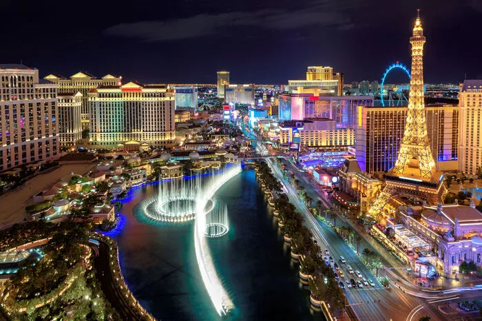 Las Vegas. Wer schon immer die hellen Lichter von Las Vegas sehen wollte – Silvester ist dafür die perfekte Gelegenheit. Zur allabendlichen Illumination gesellt sich noch ein riesiges Feuerwerk, das von insgesamt sieben Hotels entlang des Strips veranstaltet wird. 