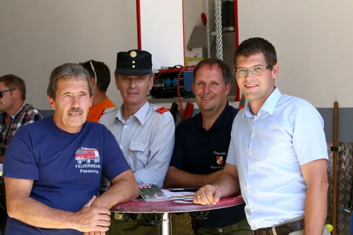 Auch Bürgermeister Martin Gruber (ganz rechts) schaute im Rüsthaus vorbei.