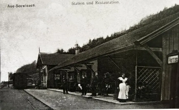 Ursprünglich lag der Bahnhof an der 22,7 Kilometer langen Thörler-Bahn