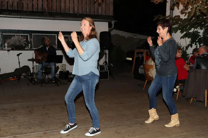 Am Foto von Links: Renate Knauder und Zita Carbonari von der "Line Dance Company Feldkirchen"