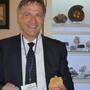 Peter Moser hat gut lachen im Museum der Bergbauuni St. Petersburg – mit einem Platin- und einem Goldnugget von jeweils zwei Kilogramm