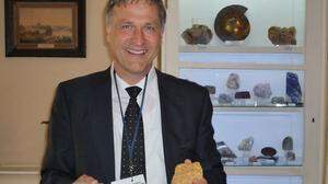 Peter Moser hat gut lachen im Museum der Bergbauuni St. Petersburg – mit einem Platin- und einem Goldnugget von jeweils zwei Kilogramm