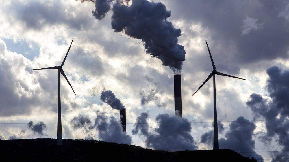 Die Reduktion der CO2-Emissionen in der Industrie sind ein Kernaspekt der Klimaziele bis 2050. Unternehmen und Arbeitnehmern soll jetzt dabei unter die Arme gegriffen werden