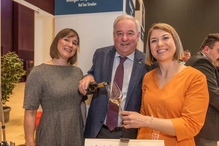 Hermann Schützenhöfer feierte den Bundessieg beim Sauvignon-Weltkongress mit dem Weingut Krispel. Im Bild: Julia Krispel (rechts) und Nina Kazianschütz