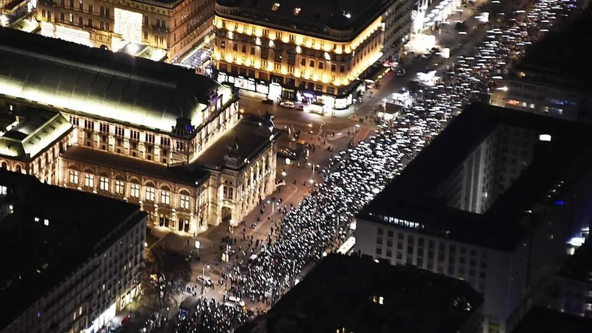 Mehr als 30.000 Menschen nahmen am Lichtermeer am Wiener Ring teil.