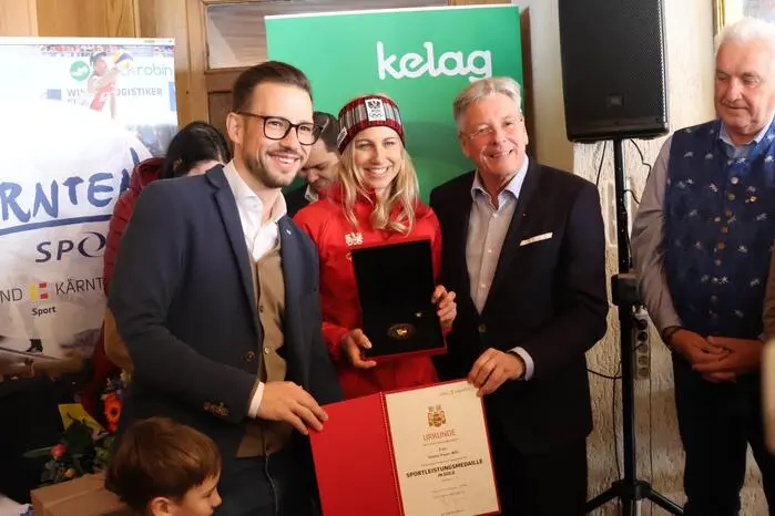 Allen voran Landeshauptmann Peter Kaiser (2. von rechts), welcher der Ausnahmesportlerin die „Sportleistungsmedaille in Gold“ überreichte. 