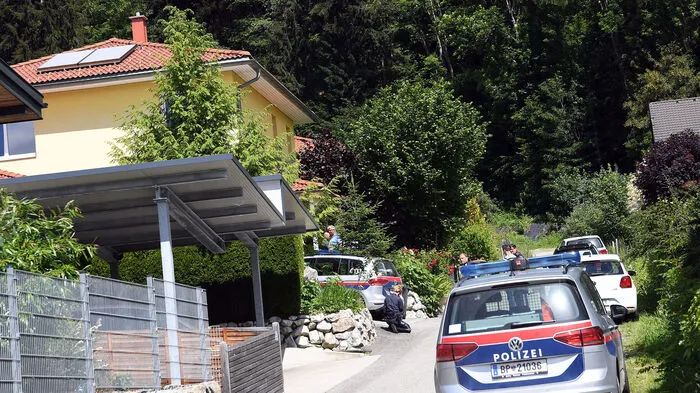 Ein 76-jähriger Mann wurde am Donnerstag im Keller seines Hauses von zwei Unbekannten überfallen.